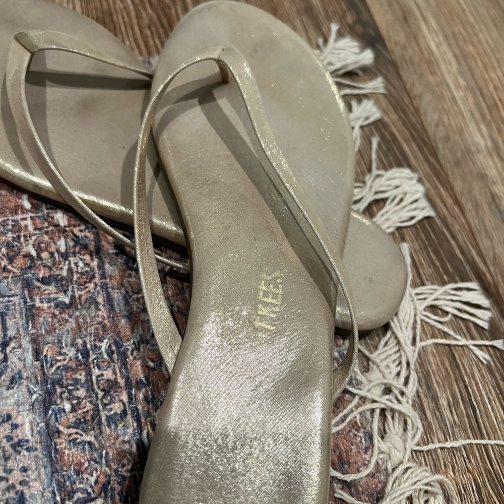 Womens gold Tkees flip flops - Picture 2 of 2